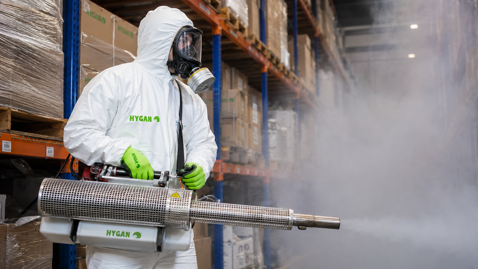 HYGAN Techniker mit Vernebelungsgerät in einer Lagerhalle